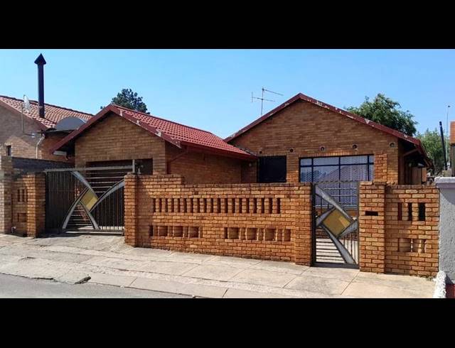 3 BEDROOM HOUSE FOR SALE IN PROTEA NORTH